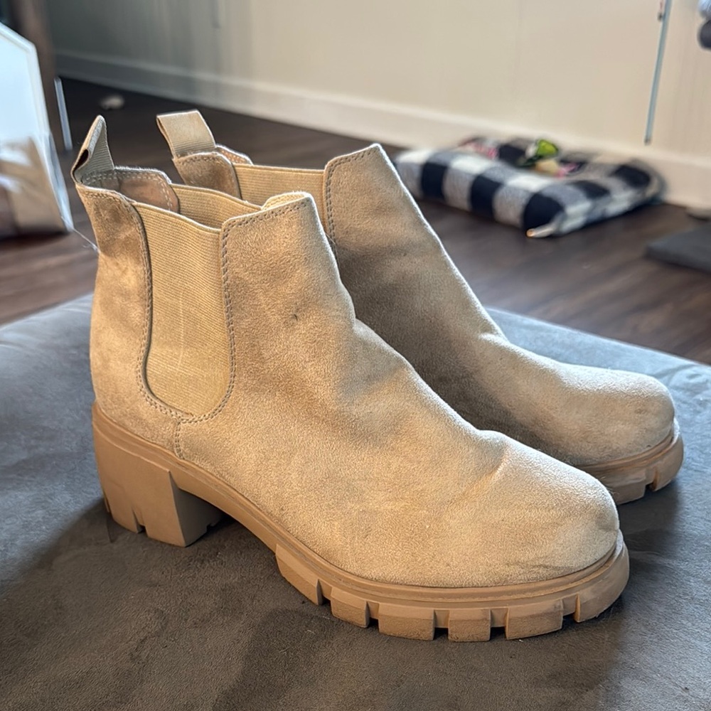 Soda Women's Tan Chelsea Boots